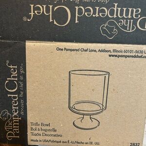 New: Pampered Chef Decorative Trifle Bowl - Clear
